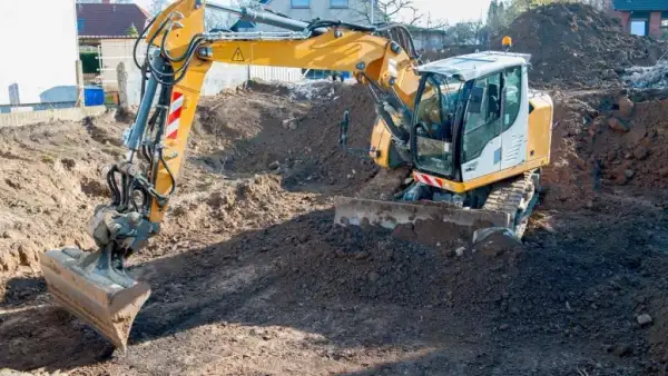 Excavadora de Excavaciones Paniagua trabajando en Madrid