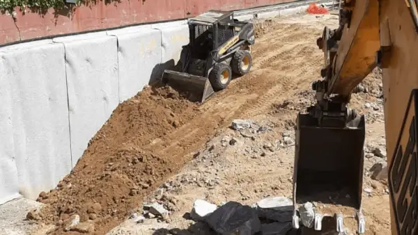 Maquinaria de movimiento de tierras en obra